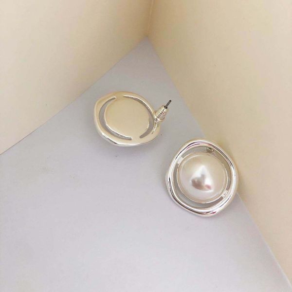 2020 new french elegant hepburn style simple metal gold-plated pearl earrings earrings ear studs qingdao ornament fashion design, Golden
2020 new french elegant hepburn style simple metal gold-plated pearl earrings earrings ear studs qingdao ornament fashion design, Golden