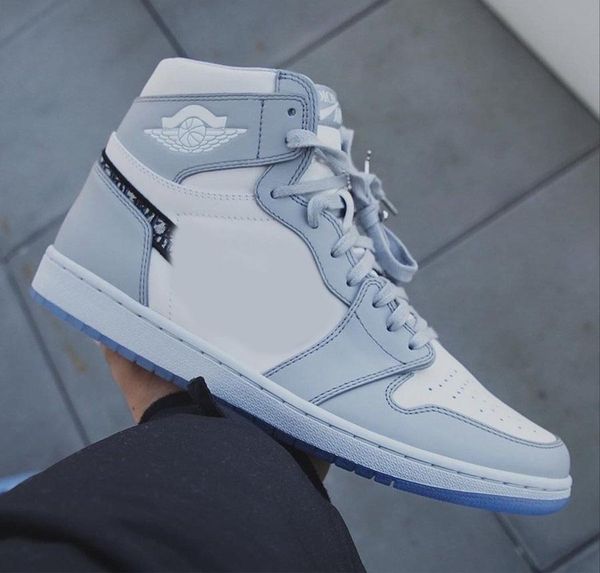2021 release authentic 1 high og outdoor shoes men women 1s wolf grey sail pn dust white sports sneakers with original box cn8607-002
2021 release authentic 1 high og outdoor shoes men women 1s wolf grey sail pn dust white sports sneakers with original box cn8607-002