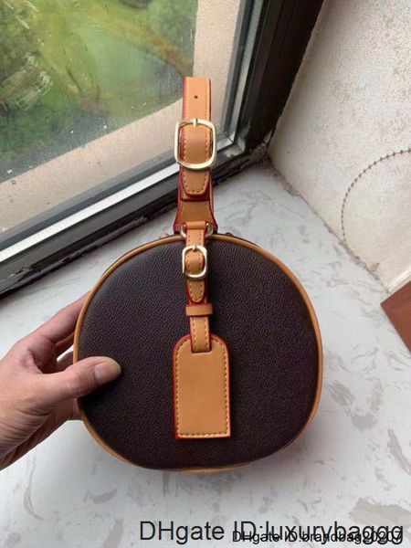 printed 2020 new leather handbag small round retro slung shoulder mini makeup bag tide, Black;red
printed 2020 new leather handbag small round retro slung shoulder mini makeup bag tide, Black;red