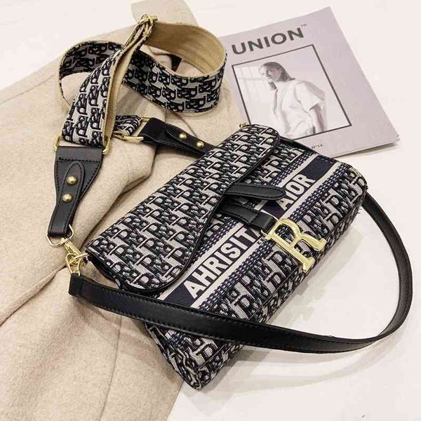 classic bag women new fashion canvas embroidery single underarm letter wide shoulder strap messenger bag handbags, Black;red
classic bag women new fashion canvas embroidery single underarm letter wide shoulder strap messenger bag handbags, Black;red