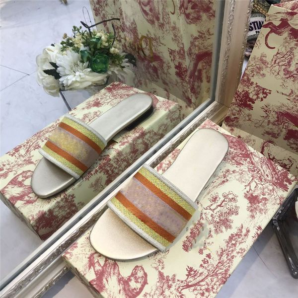2020 new global original single sandals design luxury flat heel slippers ladies classic outdoor home shoes ing, Black;grey
2020 new global original single sandals design luxury flat heel slippers ladies classic outdoor home shoes ing, Black;grey