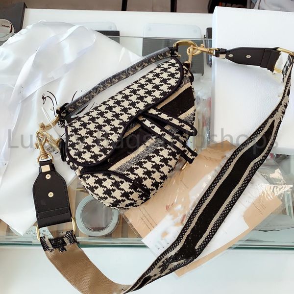 2021 luxury designer ladies bag saddle retro saddle messenger bag handbag star celebrity inspiration embroidery shoulder bag 
2021 luxury designer ladies bag saddle retro saddle messenger bag handbag star celebrity inspiration embroidery shoulder bag