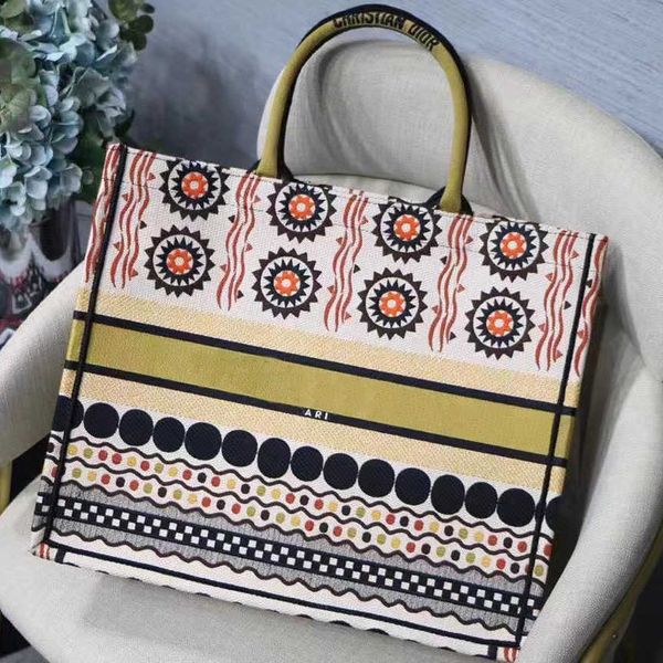 new ladies large-capacity handbags paris designer handbags fashion retro ethnic style canvas handmade embroidery pattern shopping bag 129
new ladies large-capacity handbags paris designer handbags fashion retro ethnic style canvas handmade embroidery pattern shopping bag 129