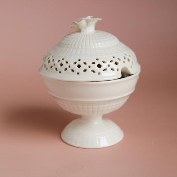 cream-coloured ceramic lattice rose embossed hollow-out scented burner/sugar jar/candlestick cup
cream-coloured ceramic lattice rose embossed hollow-out scented burner/sugar jar/candlestick cup