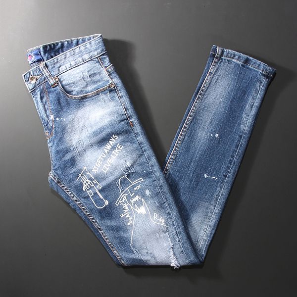 2021 new italian style fashion men blue color elastic slim fit ripped jeans printed designer streetwear hip hop denim long pants manz
2021 new italian style fashion men blue color elastic slim fit ripped jeans printed designer streetwear hip hop denim long pants manz