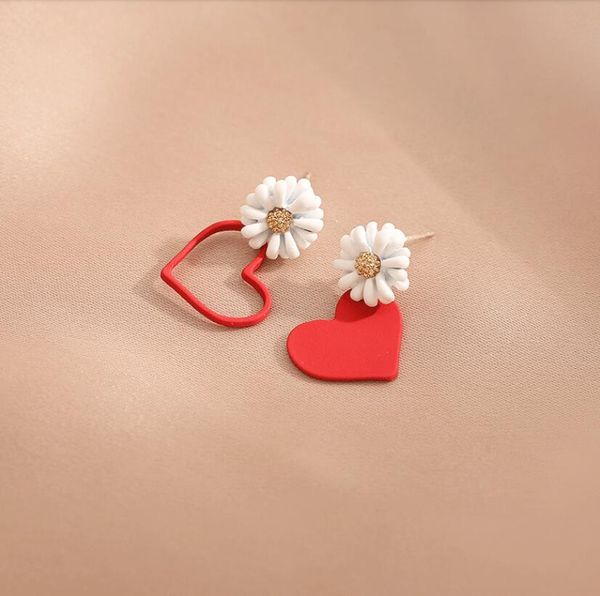 2020 the new fresh sweet white daisy and red heart-shaped asymmetrical lady ear studs 324, Golden;silver
2020 the new fresh sweet white daisy and red heart-shaped asymmetrical lady ear studs 324, Golden;silver