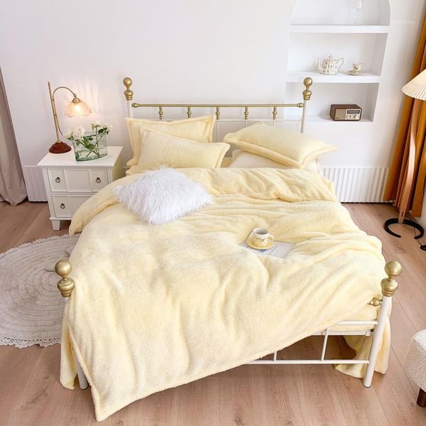 super soft short velvet bedding set solid color warm breathable bedclothes king size duvet cover bed sheet pillowcase set1
super soft short velvet bedding set solid color warm breathable bedclothes king size duvet cover bed sheet pillowcase set1
