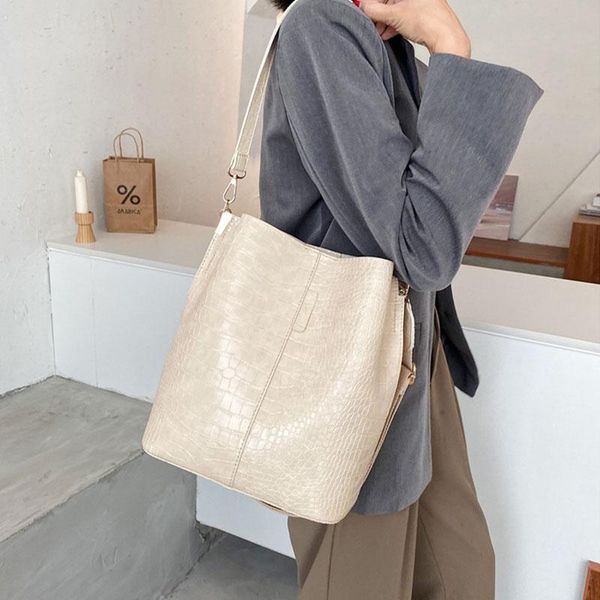 shoulder bags vintage crocodile pattern crossbody for women 2021 pu leather trend designer handbags large capacity bucket bag
shoulder bags vintage crocodile pattern crossbody for women 2021 pu leather trend designer handbags large capacity bucket bag