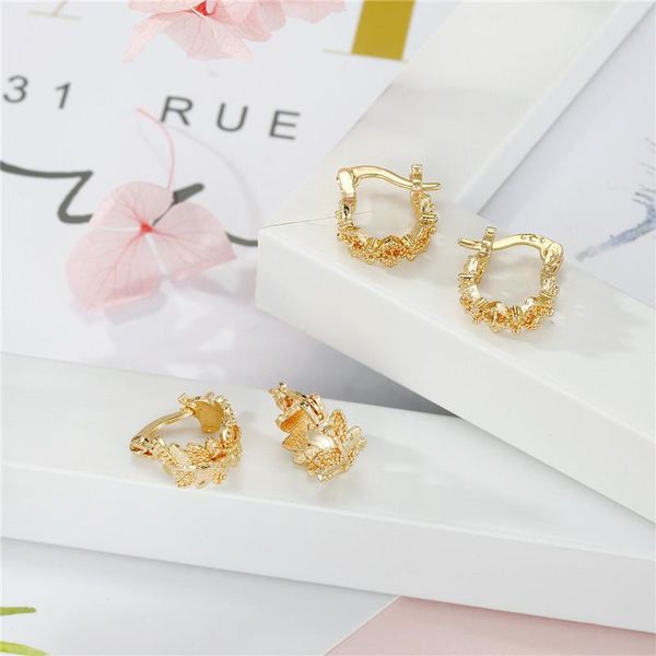 1pair european gold color carved leaf flower hoop earrrings for womens jewelry gift punk small elegant women party earrings e726, Golden;silver
1pair european gold color carved leaf flower hoop earrrings for womens jewelry gift punk small elegant women party earrings e726, Golden;silver