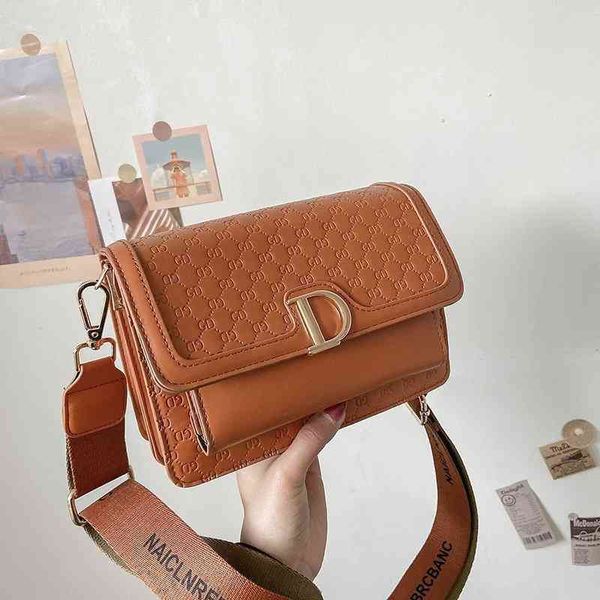 2022 factory wholesale handbag fashion bag women's simple single shoulder summer embossed broadband small square bag
2022 factory wholesale handbag fashion bag women's simple single shoulder summer embossed broadband small square bag