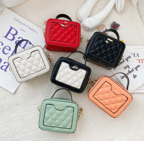 2021 new girls handbag kids metal chain square bag children pu leather one shoulder bag lady mini purese messenger bag a5592, Black
2021 new girls handbag kids metal chain square bag children pu leather one shoulder bag lady mini purese messenger bag a5592, Black