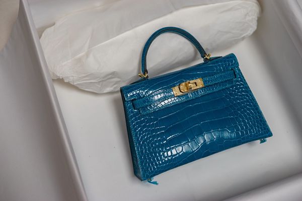 by order only, wholesale shinny crocodile mini purse 19.5cm,fully handmade wax thread gold and silver hardware for chosen fast delive
by order only, wholesale shinny crocodile mini purse 19.5cm,fully handmade wax thread gold and silver hardware for chosen fast delive