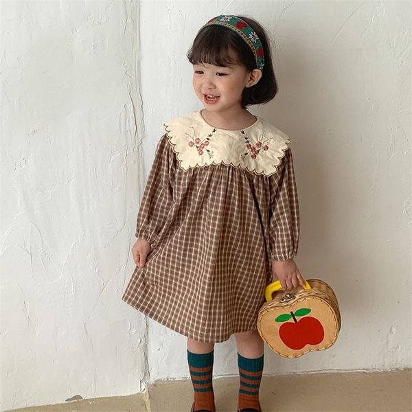 retro style kids dresses for toddler girls long sleeve costume cute embroidery collar cotton clothes plaid dress autumn 220308, Red;yellow
retro style kids dresses for toddler girls long sleeve costume cute embroidery collar cotton clothes plaid dress autumn 220308, Red;yellow