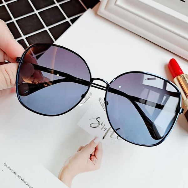new women's polarizing sunglasses retro large frame anti ultraviolet sunglasses women's diamond, White;black
new women's polarizing sunglasses retro large frame anti ultraviolet sunglasses women's diamond, White;black
