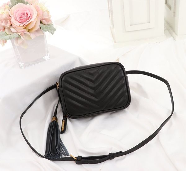 an adjustable fanny pack three slots and a zipper outer bag but also a breast bag and a straddle bag
an adjustable fanny pack three slots and a zipper outer bag but also a breast bag and a straddle bag