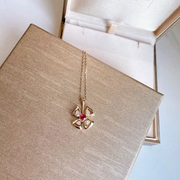 2020 latest red diamond smooth four-leaf clover necklace classic durable counter limited edition exclusive custom made of imported sterling, Silver
2020 latest red diamond smooth four-leaf clover necklace classic durable counter limited edition exclusive custom made of imported sterling, Silver