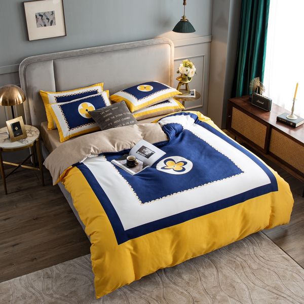2021 navy blue designer bedding sets yellow duvet cover bed comforters cover set size quilt cover luxury bed sheet pillow cases
2021 navy blue designer bedding sets yellow duvet cover bed comforters cover set size quilt cover luxury bed sheet pillow cases