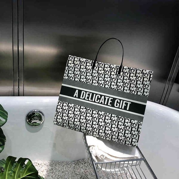 2022 factory wholesale new model portable clothing plastic gift ins packaging bag, Black;red
2022 factory wholesale new model portable clothing plastic gift ins packaging bag, Black;red