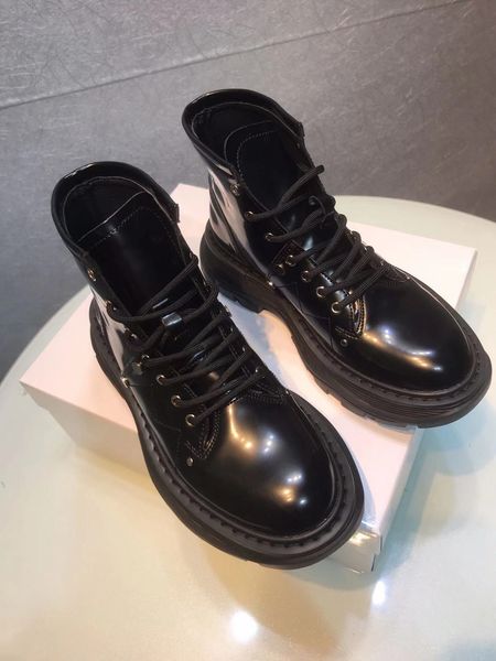 2020 new autumn and winter women's fashion black rivet short boots leather martin boots inner comfortable thick-soled motorcycle boots
2020 new autumn and winter women's fashion black rivet short boots leather martin boots inner comfortable thick-soled motorcycle boots