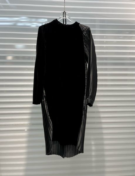 2022 early spring new stitched silk velvet pleated lightweight dress, Black;gray
2022 early spring new stitched silk velvet pleated lightweight dress, Black;gray