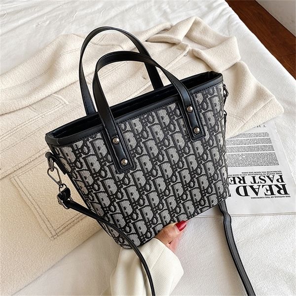 factory store shop women's small hand messenger wind letter printing woven vegetable basket leather surface shaping bucket bag moisture
factory store shop women's small hand messenger wind letter printing woven vegetable basket leather surface shaping bucket bag moisture
