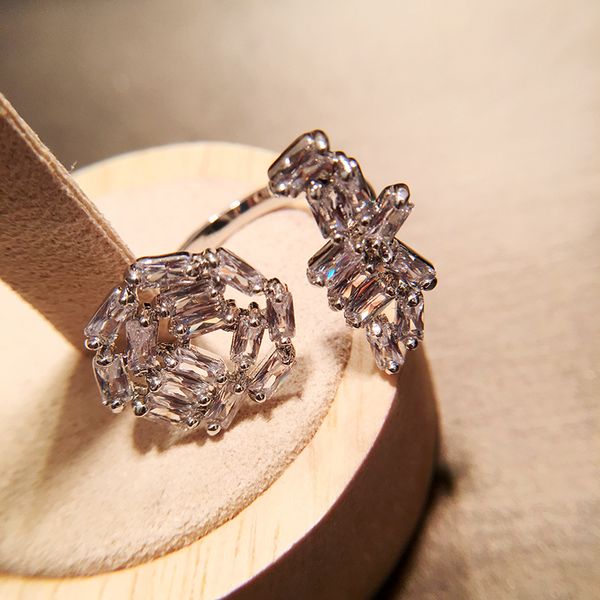 2021 design of female opening with round ring ins irregular diamond ring, Silver
2021 design of female opening with round ring ins irregular diamond ring, Silver