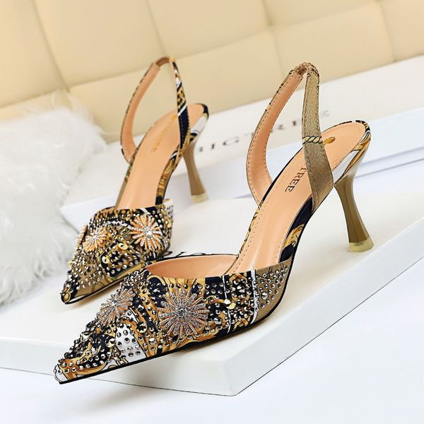 2021 new european and banquet women high-heeled flat-mouth shoes pointed to metal rivets flower of sandals travel vvno, Black
2021 new european and banquet women high-heeled flat-mouth shoes pointed to metal rivets flower of sandals travel vvno, Black