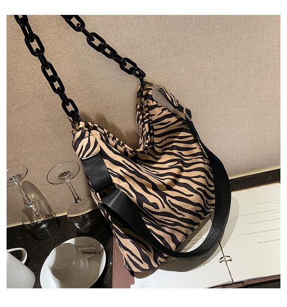 leopard print large underarm bag 2021 fashion new velvet women's designer handbag large capacity one-shoulder
leopard print large underarm bag 2021 fashion new velvet women's designer handbag large capacity one-shoulder