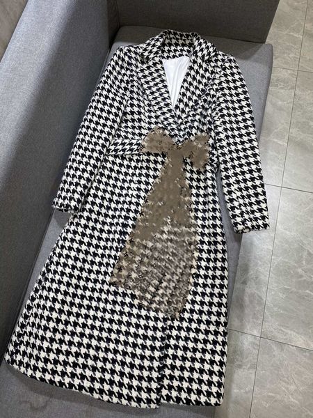 2020 autumn and winter new luxury design wild houndstooth coat super classic big lapel stitching flocking belt lady jacket ing, Black
2020 autumn and winter new luxury design wild houndstooth coat super classic big lapel stitching flocking belt lady jacket ing, Black