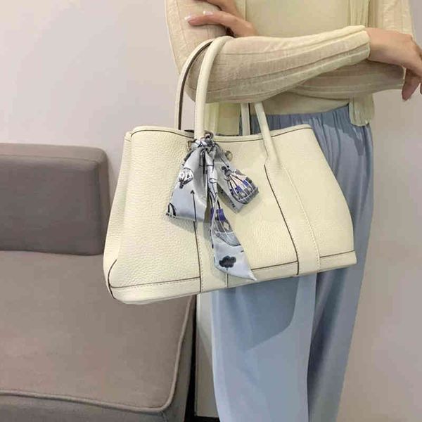 luxury h handbags 2022 new layer cowhide garden versatile one shoulder diagonal span tote bag portable large shopping bucket 429u
luxury h handbags 2022 new layer cowhide garden versatile one shoulder diagonal span tote bag portable large shopping bucket 429u