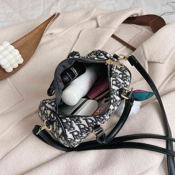 2022 latest handbag factory store on portable small female style one shoulder messenger