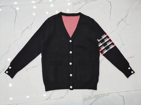 1020 2021 autumn brand same style regular long sleeve v neck kint sweater striped red women clothes, White;black
1020 2021 autumn brand same style regular long sleeve v neck kint sweater striped red women clothes, White;black