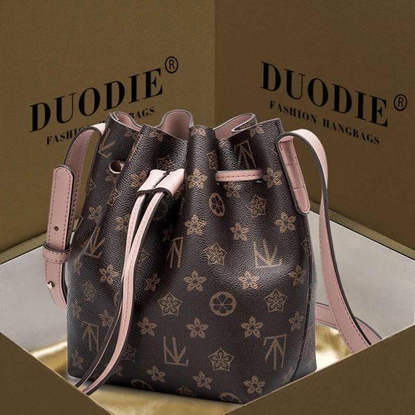 luxurys designers new korean women's color contrast messenger wide strap single shoulder old flower bucket portable bag
luxurys designers new korean women's color contrast messenger wide strap single shoulder old flower bucket portable bag