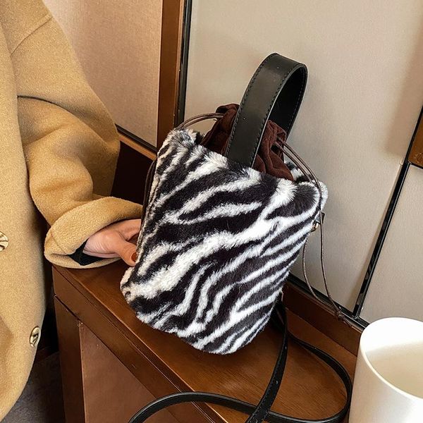 ниче дизайн осенью и зимняя меховая сумка 2021 новая мода джокер slunt zebra print портативный ведро сумка ширина 15 см
ниче дизайн осенью и зимняя меховая сумка 2021 новая мода джокер slunt zebra print портативный ведро сумка ширина 15 см