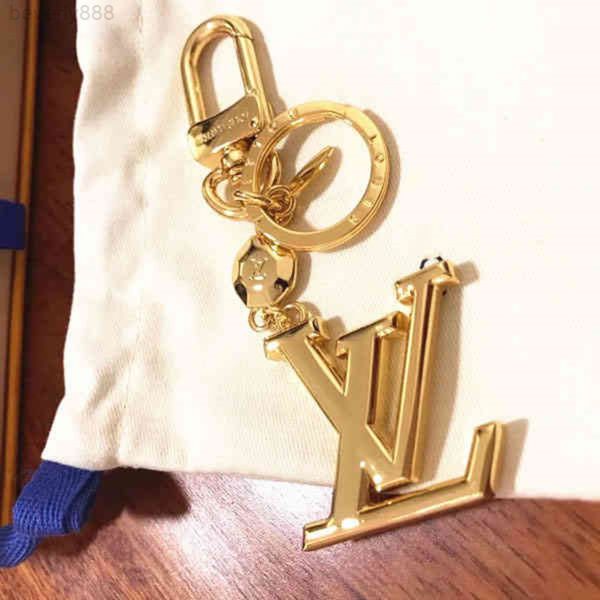 luxury fashion keychain porte cleave gift mens and womens souvenir car bag key chain with box, Silver
luxury fashion keychain porte cleave gift mens and womens souvenir car bag key chain with box, Silver