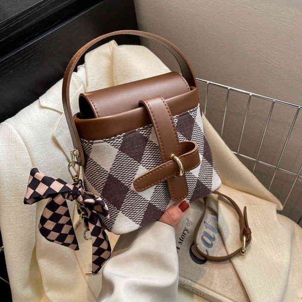 2022 chessboard checkerboard fashion scarf bow small square bag metal lock single shoulder messenger style, Black;red
2022 chessboard checkerboard fashion scarf bow small square bag metal lock single shoulder messenger style, Black;red