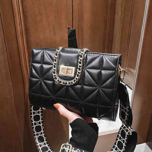 2022 factory wholesale new fashion korean version lingge single shoulder messenger bag women's lock small square bag
2022 factory wholesale new fashion korean version lingge single shoulder messenger bag women's lock small square bag