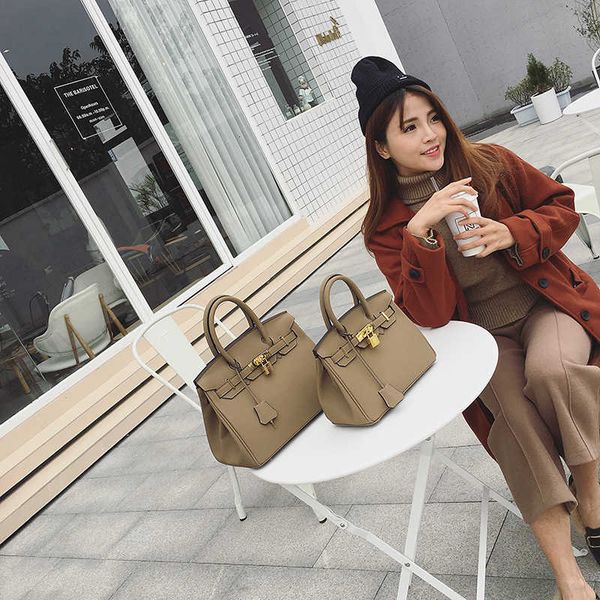 2019 new women's leather litchi pattern handbag fashion trend straddle shoulder bag
2019 new women's leather litchi pattern handbag fashion trend straddle shoulder bag