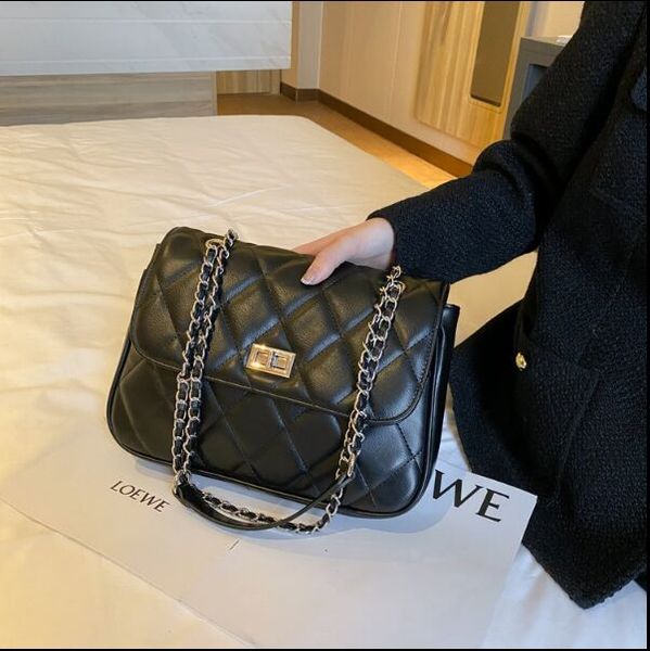 designer women shoulder bag cowhide genuine leather channel simple silver letter logo flip design two sizes black handbag
designer women shoulder bag cowhide genuine leather channel simple silver letter logo flip design two sizes black handbag