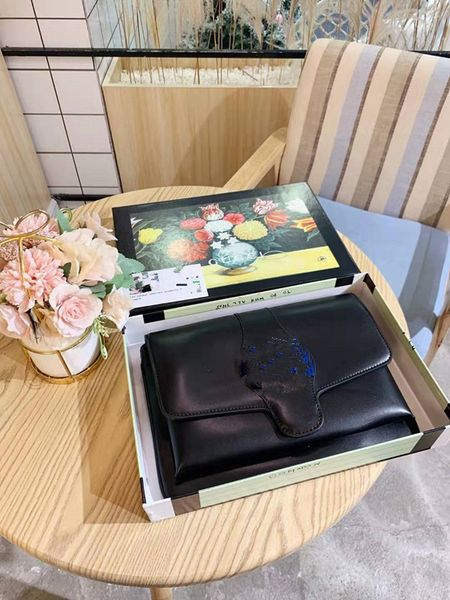package female ms cowhide envelope restoring ancient ways of new fund of one shoulder aslant handbag genuine leather luxury handbag
package female ms cowhide envelope restoring ancient ways of new fund of one shoulder aslant handbag genuine leather luxury handbag