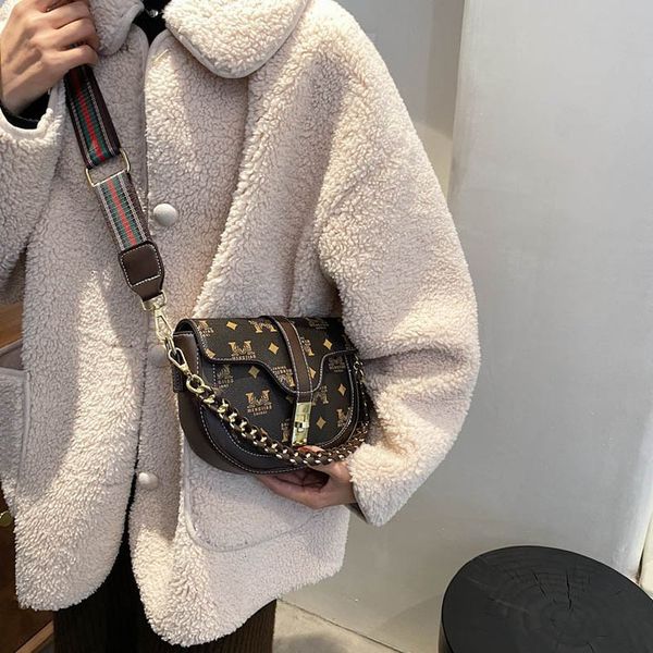 2022 factory wholesale new phoenix printed saddle summer fashion trend single shoulder diagonal women's bag
2022 factory wholesale new phoenix printed saddle summer fashion trend single shoulder diagonal women's bag