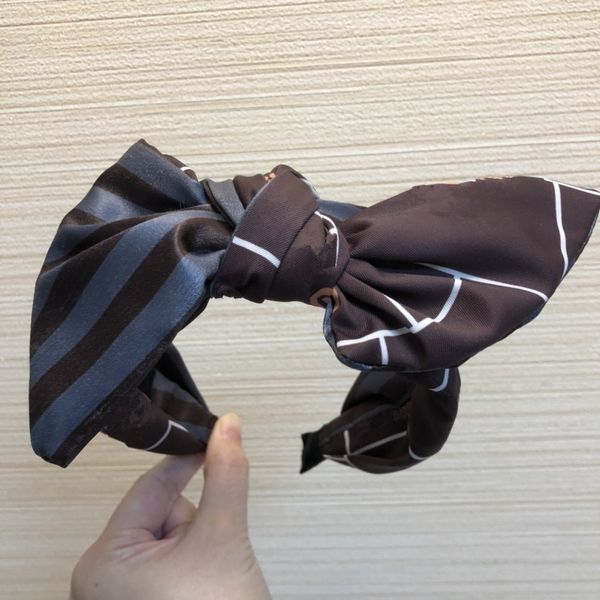 2021 new vintage silk printing striped large bowknot hair hoop hairpin decoration in autumn and winter 2021
2021 new vintage silk printing striped large bowknot hair hoop hairpin decoration in autumn and winter 2021
