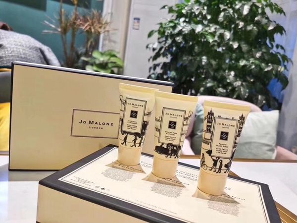 new christmas jo malone london limited edition perfume spray 3*30ml gift box hand cream kit moisturizing set hands skin care with gift bag
new christmas jo malone london limited edition perfume spray 3*30ml gift box hand cream kit moisturizing set hands skin care with gift bag