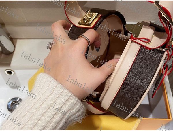 classic messenger bag trendy fashion printed shoulder bag handbag lady send original with box dustbag
classic messenger bag trendy fashion printed shoulder bag handbag lady send original with box dustbag