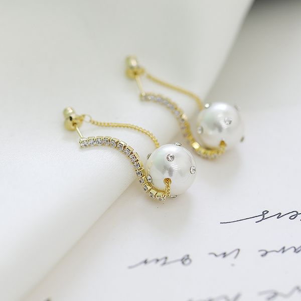 european new luxury 18k gold-plated pearl hanging earrings jewelry temperament women s925 silver needle earrings high-end gifts for women
european new luxury 18k gold-plated pearl hanging earrings jewelry temperament women s925 silver needle earrings high-end gifts for women