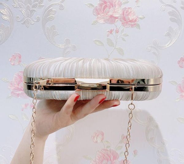 water ripple chain clutch envelope evening bag women 's handbag 2020 elegant hand bags
water ripple chain clutch envelope evening bag women 's handbag 2020 elegant hand bags