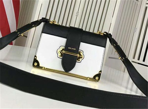 2020 new brand fashion designer woman bag calfskin leather shoulder handbags,strap closure front,leather lining with dust bag,ing
2020 new brand fashion designer woman bag calfskin leather shoulder handbags,strap closure front,leather lining with dust bag,ing