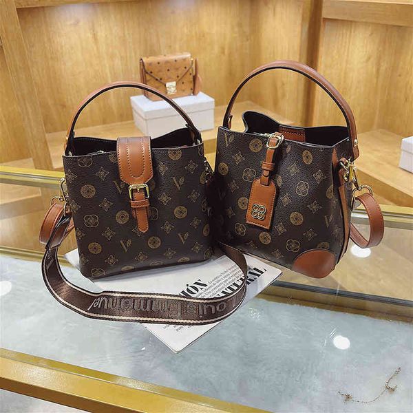 2022 factory wholesale fashionable autumn winter bucket bag contrast color versatile large capacity portable single shoulder messenger women
2022 factory wholesale fashionable autumn winter bucket bag contrast color versatile large capacity portable single shoulder messenger women