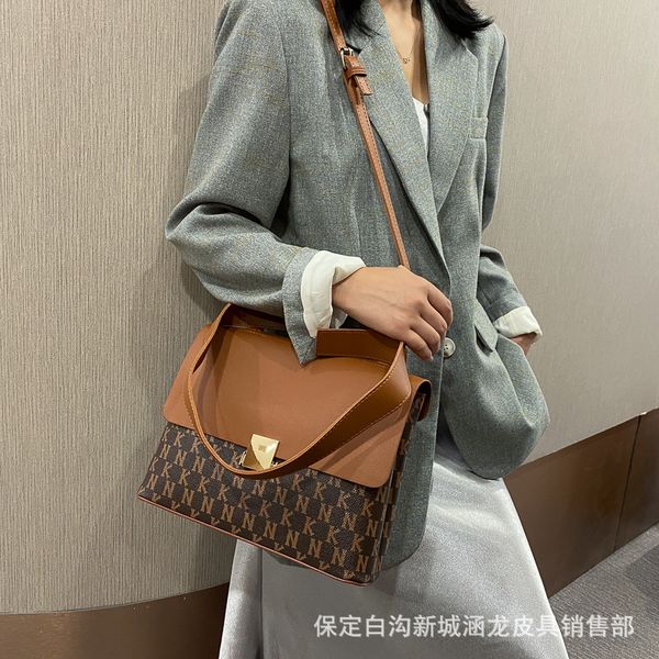 fall 2020 new female bag korean style shoulder bag womens motorcycle letter crossbody bag portable womens one piece wholesale
fall 2020 new female bag korean style shoulder bag womens motorcycle letter crossbody bag portable womens one piece wholesale