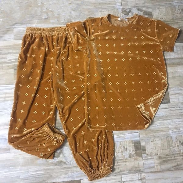 2021 new style on the shelves, fashion and comfortable velvet sports leisure suit new 3d relief fashion loose t-shirt casual clothing, pants, White
2021 new style on the shelves, fashion and comfortable velvet sports leisure suit new 3d relief fashion loose t-shirt casual clothing, pants, White